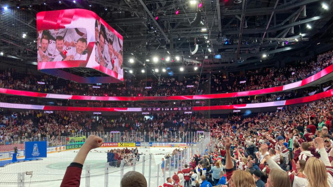 Hokeja fani arēnā priecājās par Latvijas izlases uzvaru