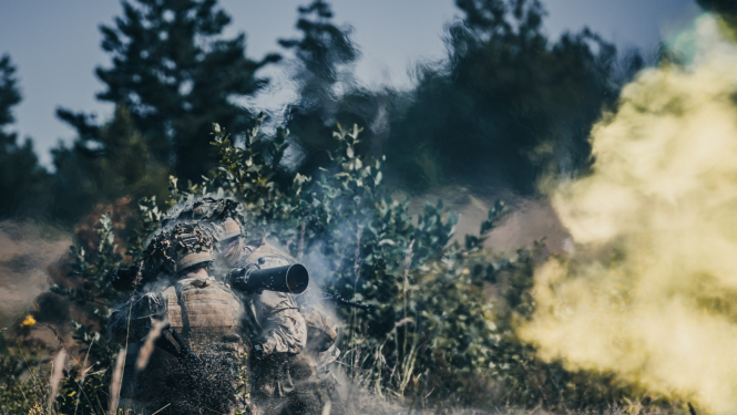 Zemessargu mīnmetēji izšauj lādiņu. Foto: Armīns Janiks