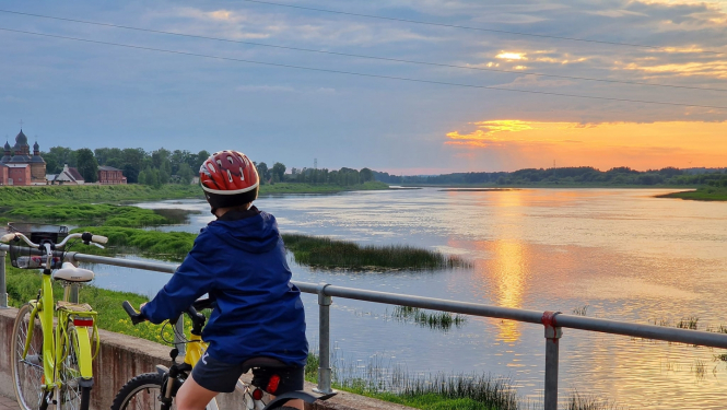 Jēkabpils 352 km publicitātes foto, kurā persona minās pa jēkabpils dambi ar velosipēdu