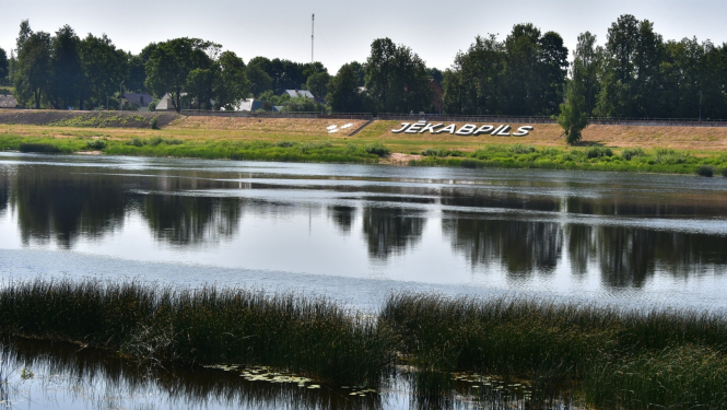 Daugava un aizsargdambis