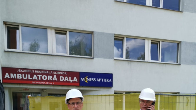 Domes vadība pie Jēkabpils reģionālās slimnīcas ēkas