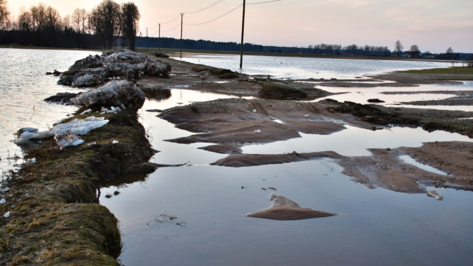 Plūdos cietis ceļš - izskalots, ar iesēdumiem