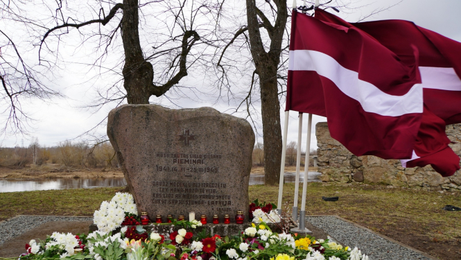 Piemineklis represētajiem