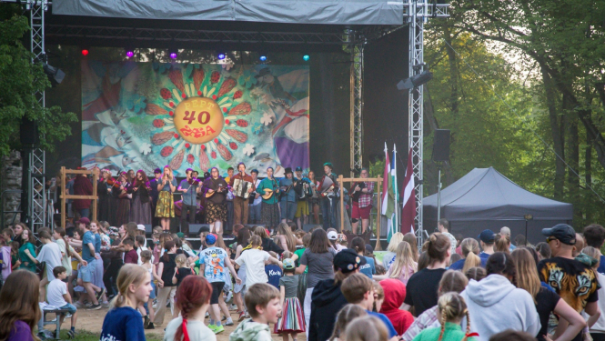 Festivāls pulkā eimu pulkā teku 