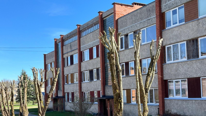 Daudzdzīvokļu ēka Salā