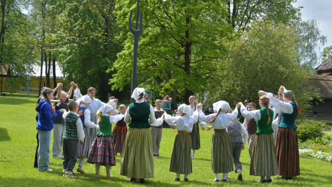 Bērni sastājušies aplī