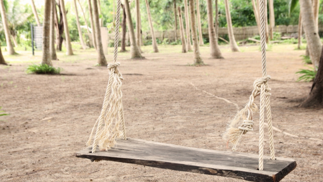 Šūpoles, kas veidotas no virvē iekārta dēļa