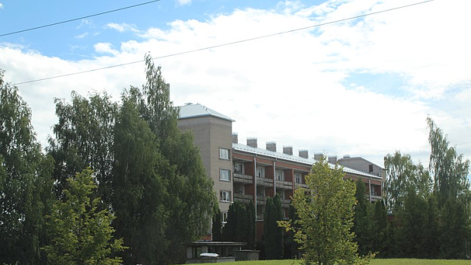 Jēkabpils novada pašvaldības aģentūra „Jaunāmuiža” - daudzstāvu ēka pa gabalu vasarā