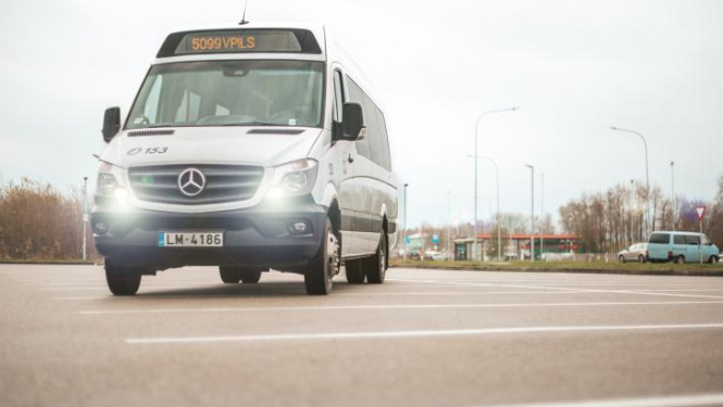 Autobuss stāvlaukumā