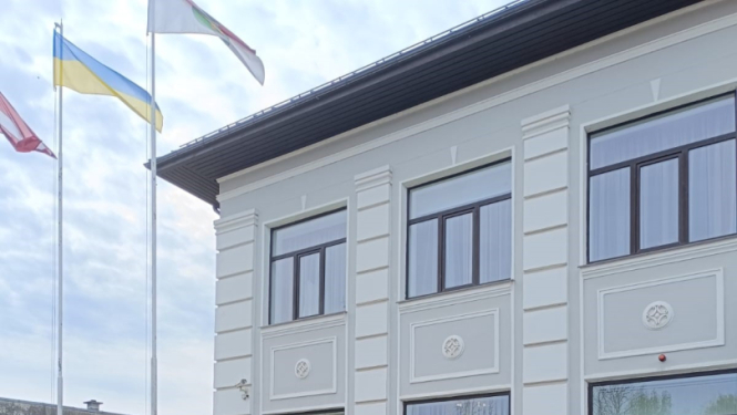 Karogi un Aknīstes pārvaldes ēka 