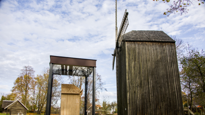 Dzirnavas un dzirnavu makets no sāna