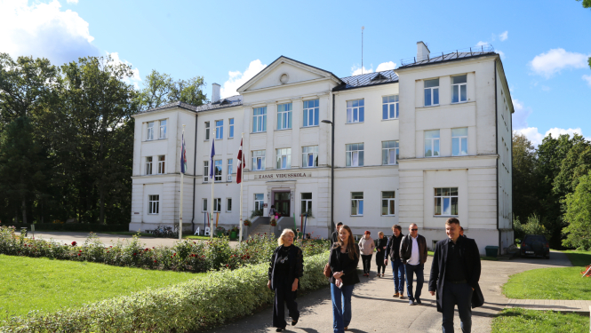 Deputāti pie Zasas vidusskolas