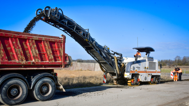 Tiek ņēmts nost vecais asfalts