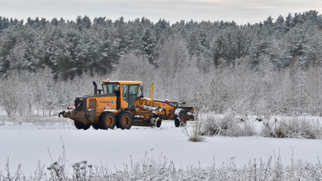 Greideris tīra sniegu