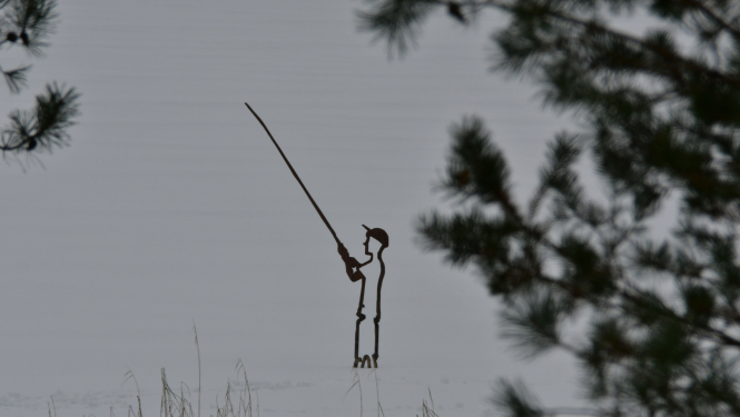 Makšķernieka skulptūra Radžu ūdenskrātuvē