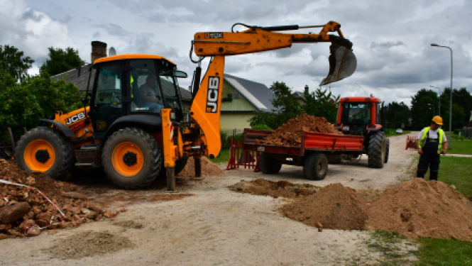Turpinās darbi centralizētā ūdensvada un sadzīves kanalizācijas pievadu izbūvei Ābeļu ielā