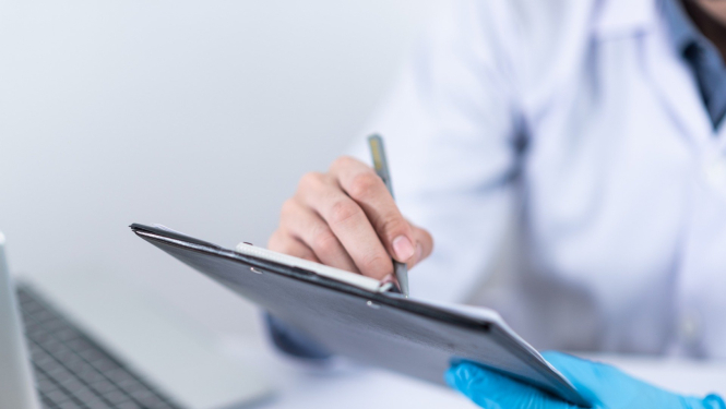 Attēlā medicīnas personāls