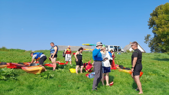 Laivotāji Daugavas krastā ar kanoe laivām