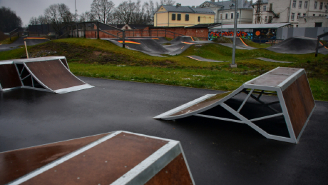 Tiek uzstādītas skeitparka konstrukcijas Jēkabpilī, Filozofu ielā 15