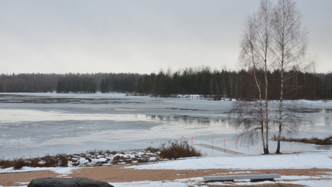 Aicina nekāpt uz ūdenstilpju ledus