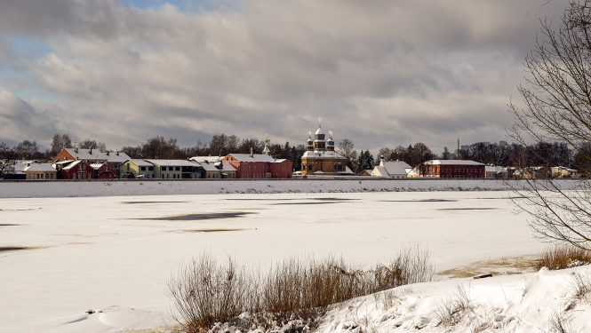 Daugavas ledus Jēkabpilī, fonā klosteris, pilsēta
