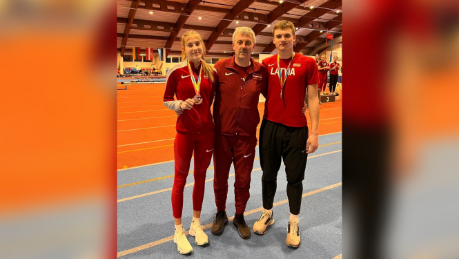 Sporta skolas sportisti ar treneri