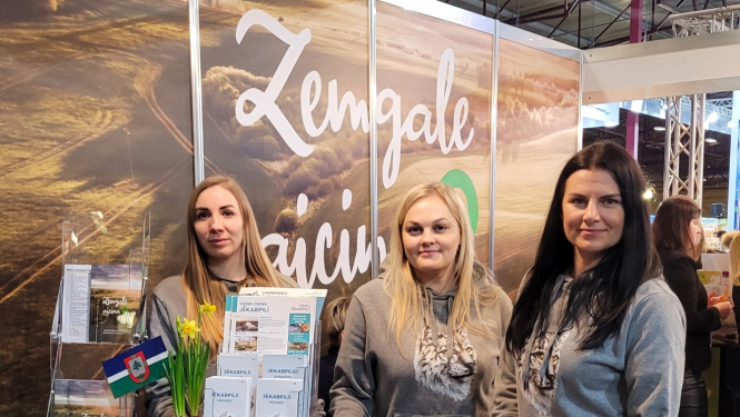 Tūrisma centra darbinieki tūrisma izstādē