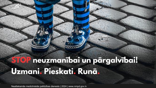 Jaunieša kājas raibos zābakos stāv uz bruģa. Apakšā teksts STOP neuzmanībai un pārgalvībai! Uzmani. Pieskati. Runā.