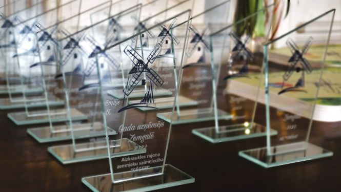 Stikla balvas uz galda