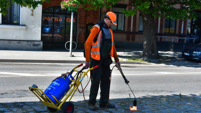 Veic bruģa tīrīšanu ar dedzināšanas metodi