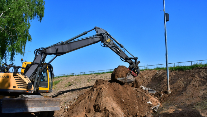 Ekskavators strādā pie Jēkabpils aizsargdambja