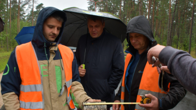 Dolomīta ielā veic urbumus ielu seguma kvalitātes pārbaudei