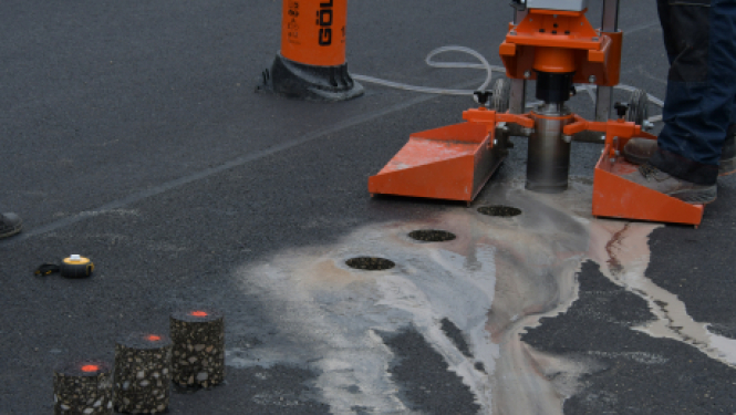 Veic asfaltbetona paraugu urbšanu Zīlānu ielas posmā no Rīgas līdz Ventas ielai