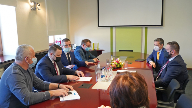 Ekonomikas ministrijas un Jēkabpils novada pārstāvji domes sēžu zālē