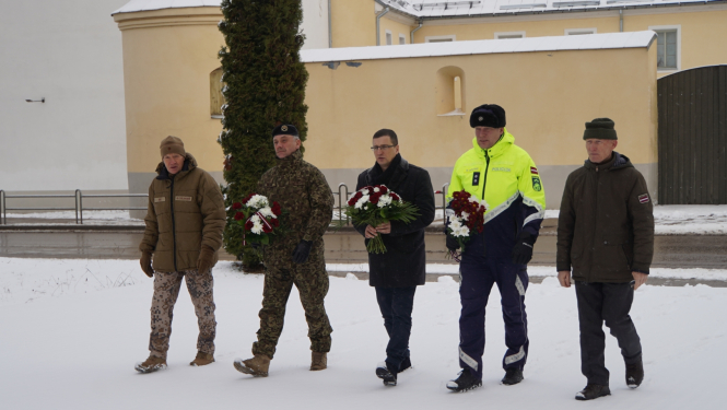 Noliek ziedus pieminot Barikāžu laiku 20.01.2023.