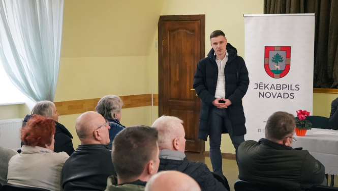 Jānis Striks uzrunā iedzīvotājus