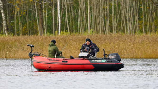 spiningošana no laivām Viesītes ezerā