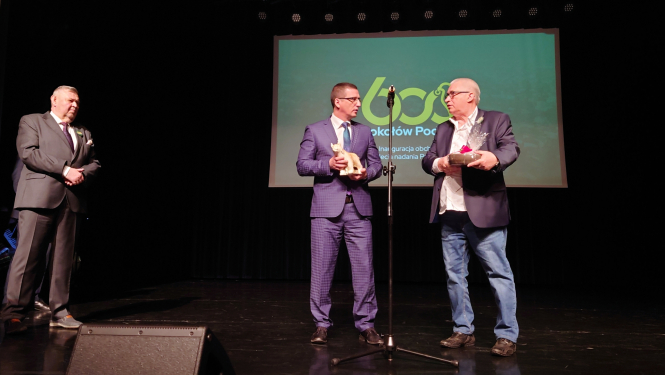 Priekšsēdētājs uz skatuves