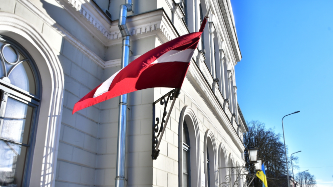 Domes ēka ar Latvijas karogu