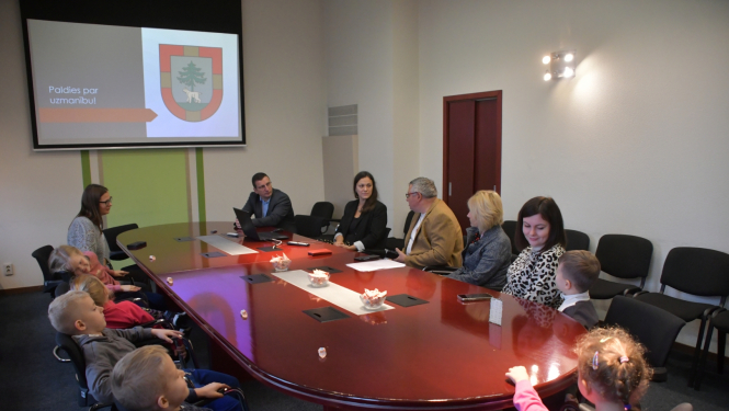 Pirmsskolas izglītības iestādes "Auseklītis" komanda tiekas ar Jēkabpils novada domes vadību, lai prezentētu Ekoskolas programmas tēmu