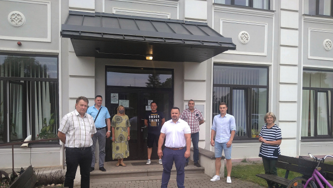 Jēkabpils novada domes priekšsēdētāja vietnieks attīstības  jautājumos Kārlis Stars,  domes priekšsēdētāja vietnieks izglītības un kultūras  jautājumos Alfons Žuks un deputāts Ainars Vasilis tikās ar Aknīstes administrāciju, iestāžu vadītājiem un speciālistiem.