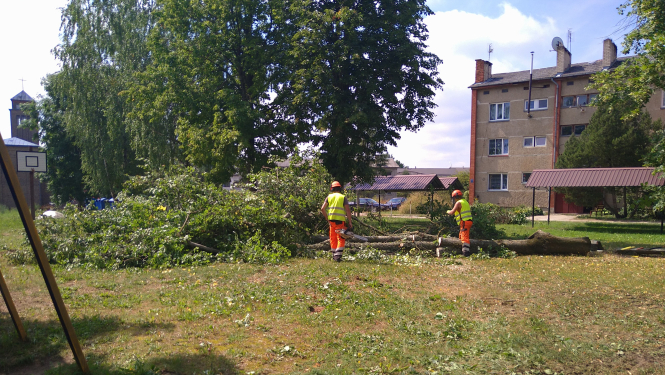 Aknīstes pilsētas centrā, Skolas ielā 2A uzsākta daudzfunkcionāla laukuma izbūve.