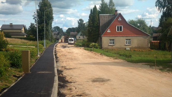 Tuvojas noslēgumam rekonstrukcijas darbi Avotu ielā Aknīstē 