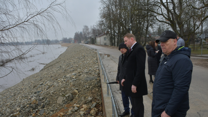 Saeimas priekšsēdētājs E.Smiltēns Jēkabpilī tiekas ar novada domes priekšsēdētāju R.Ragaini un apskata plūdos cietušo aizsargdambi