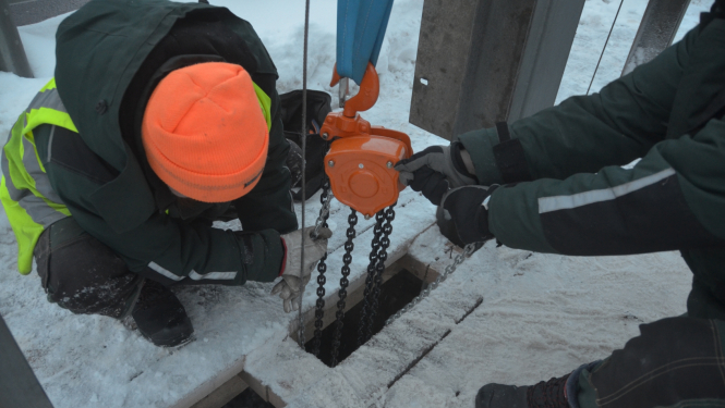 Strādnieki un Krustpils pils dīķa slūžas