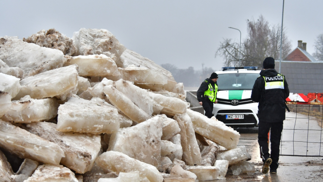 Ledus gabalu uzstūmums uz dambja