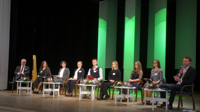 Jaunieši uz skatuves sēžot diskutē ar prezidentu