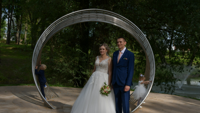 Jaunlaulātie pie vides objekta "Gredzeni" Kena parkā