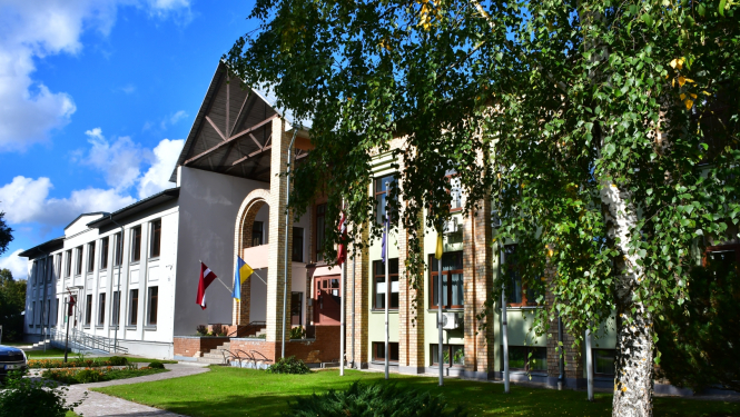 Novada domes ēka Rīgas ielā