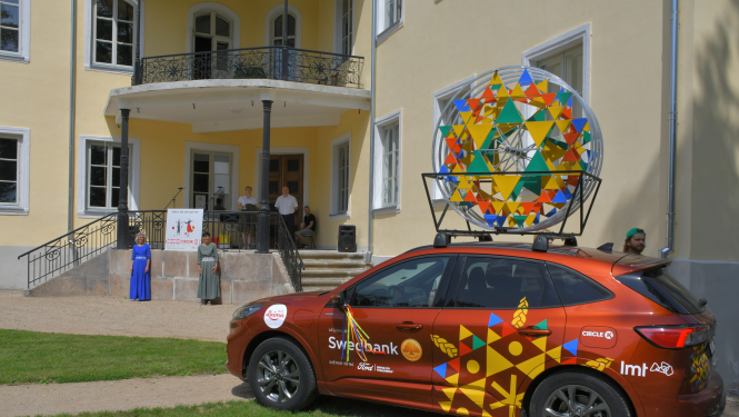 Dziesmu un deju svētku vēstneši Krustpils pils dārzā